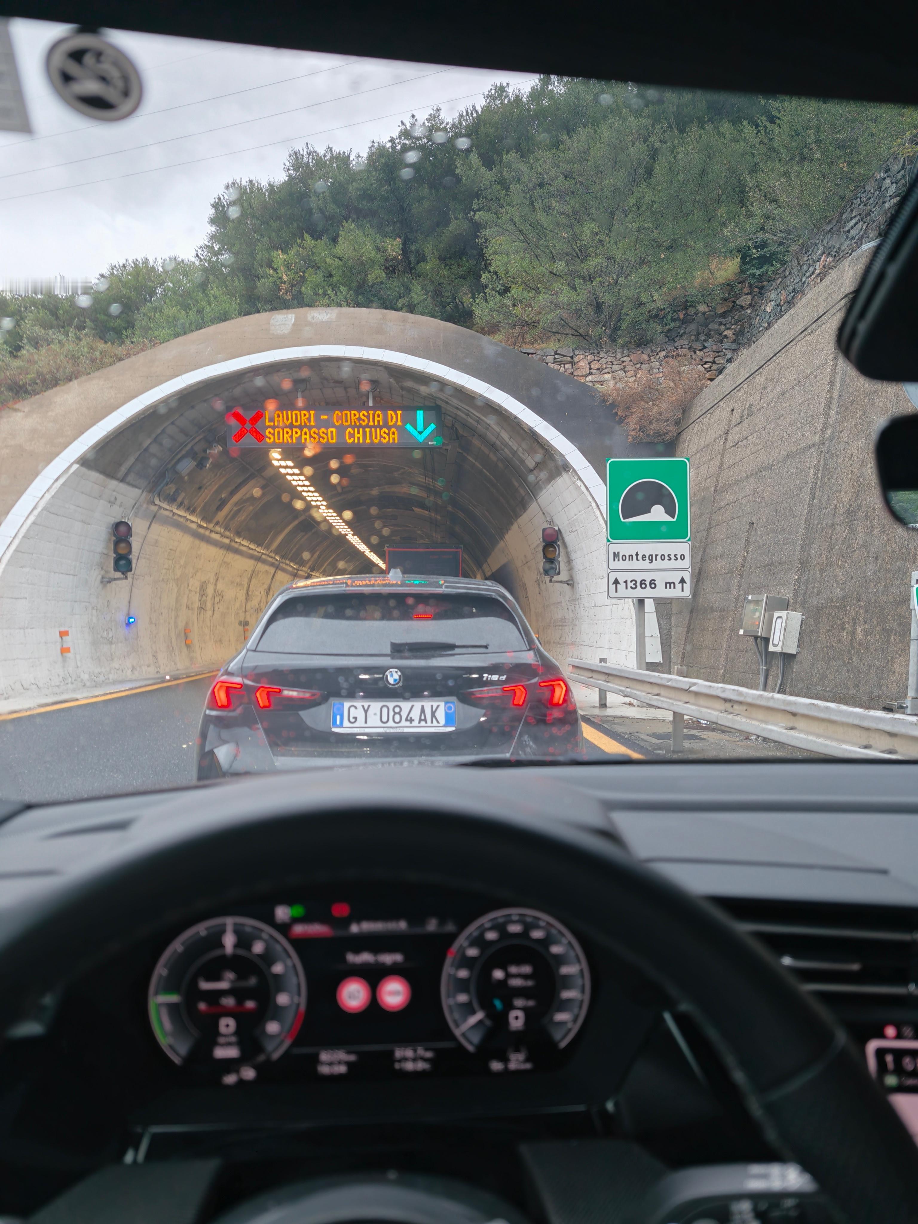 今天光堵路上了，怎么国外也过国庆吗[闭嘴] ​​​