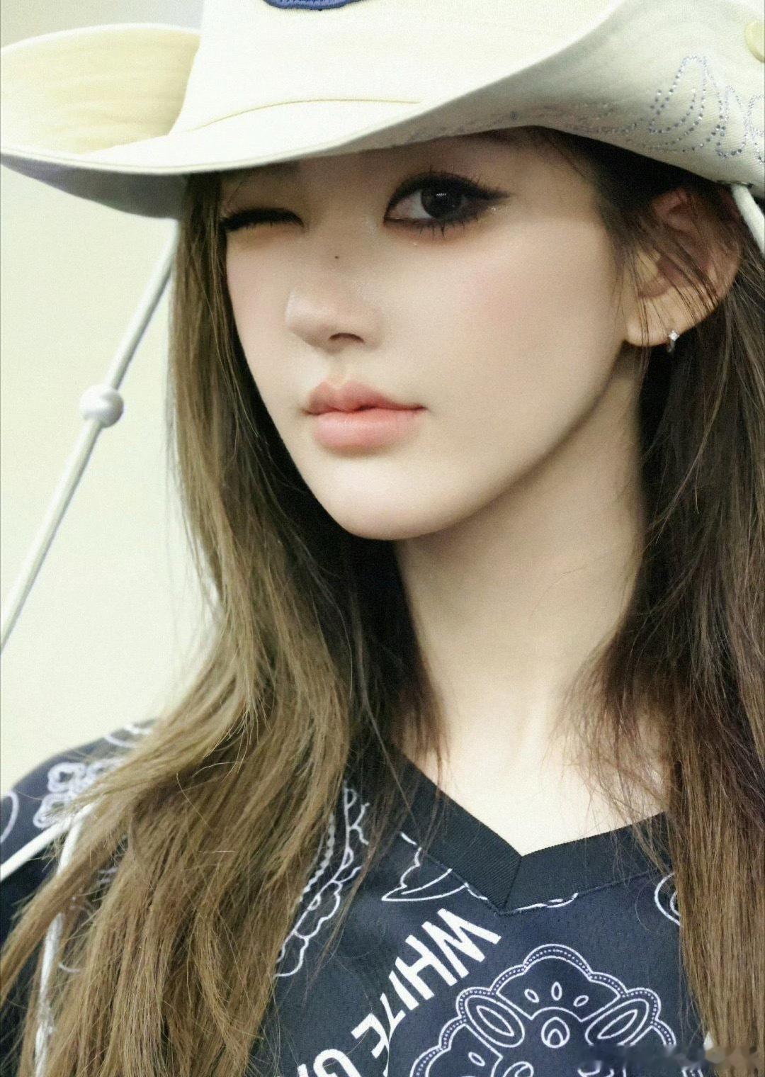 赵露思演唱会彩排物料，看惯了甜美的她，这妆造完全变了风格 