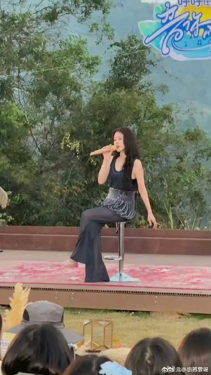 张碧晨演绎兜圈张碧晨一开嗓，《兜圈》就有了灵魂。她唱情歌代入感超强，声音带温度不