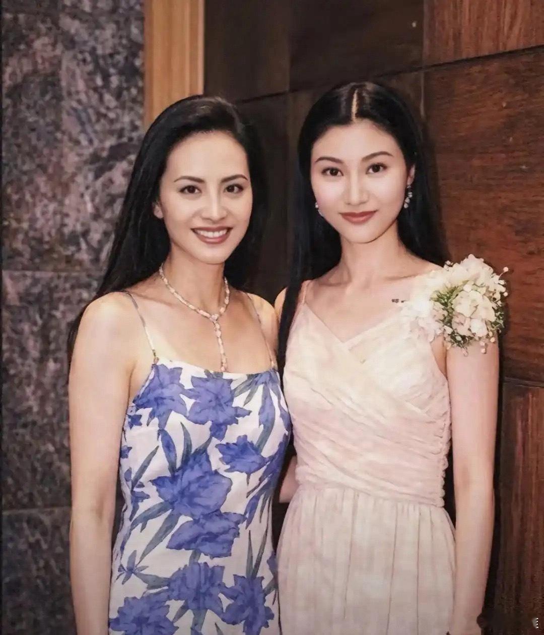 香港第一美女李嘉欣和台湾第一美女田丽的合影，妥妥的视觉盛宴 