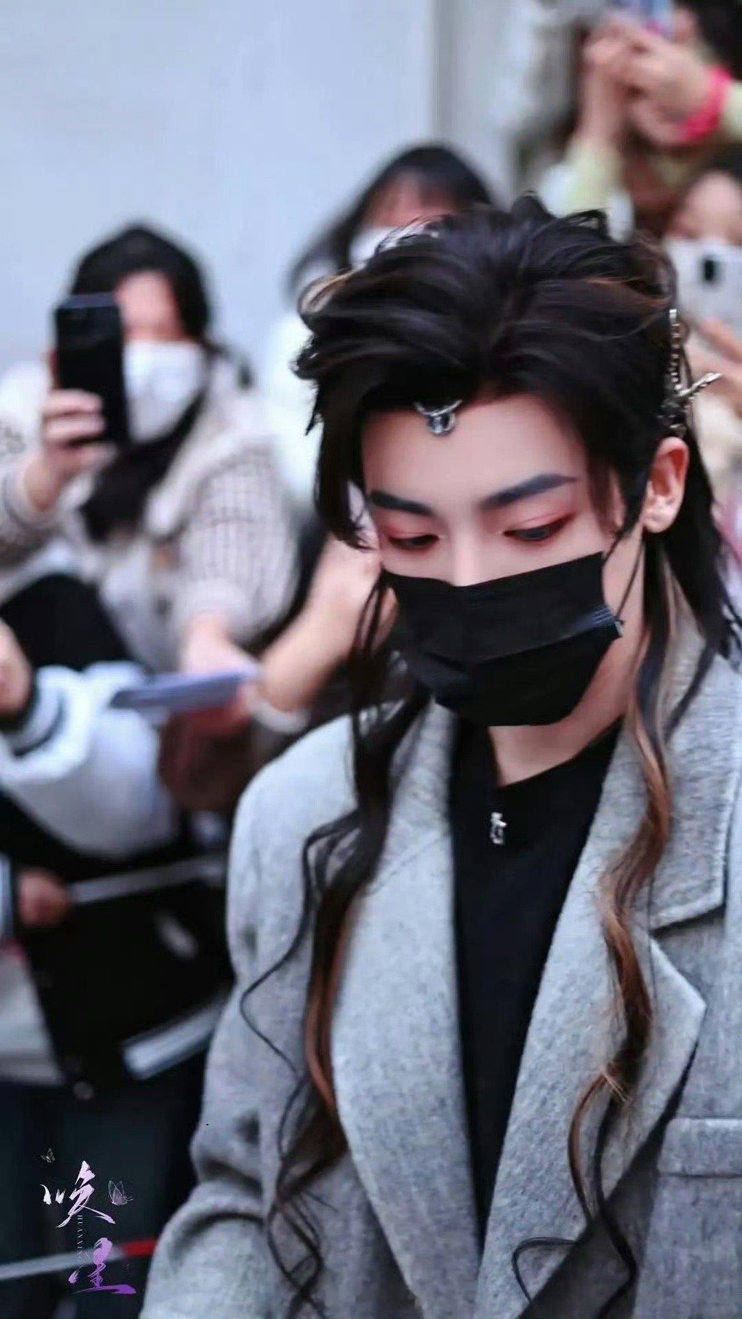 侯明昊 出妆  侯明昊《入青云》银发造型惊艳众人，出妆路透照曝光，颜值与实力并存