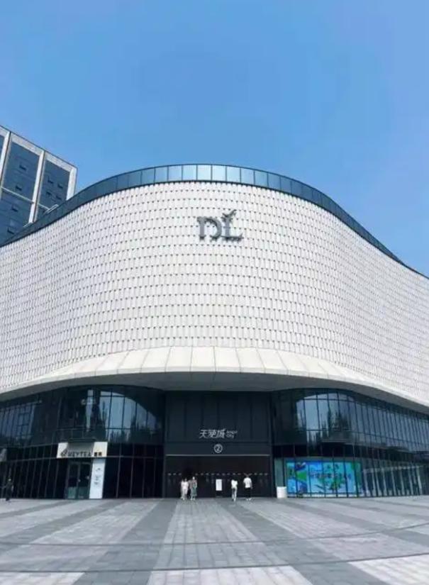 以为胖东来房东贪得无厌？别被带节奏了！算笔账：2.3万平一年2400万，每平每天