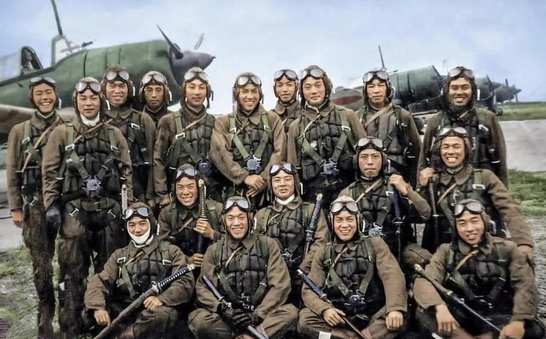 1944年11月，一群日本神风特攻队飞行员在东京以东的帝国陆军机场最后的合影。 