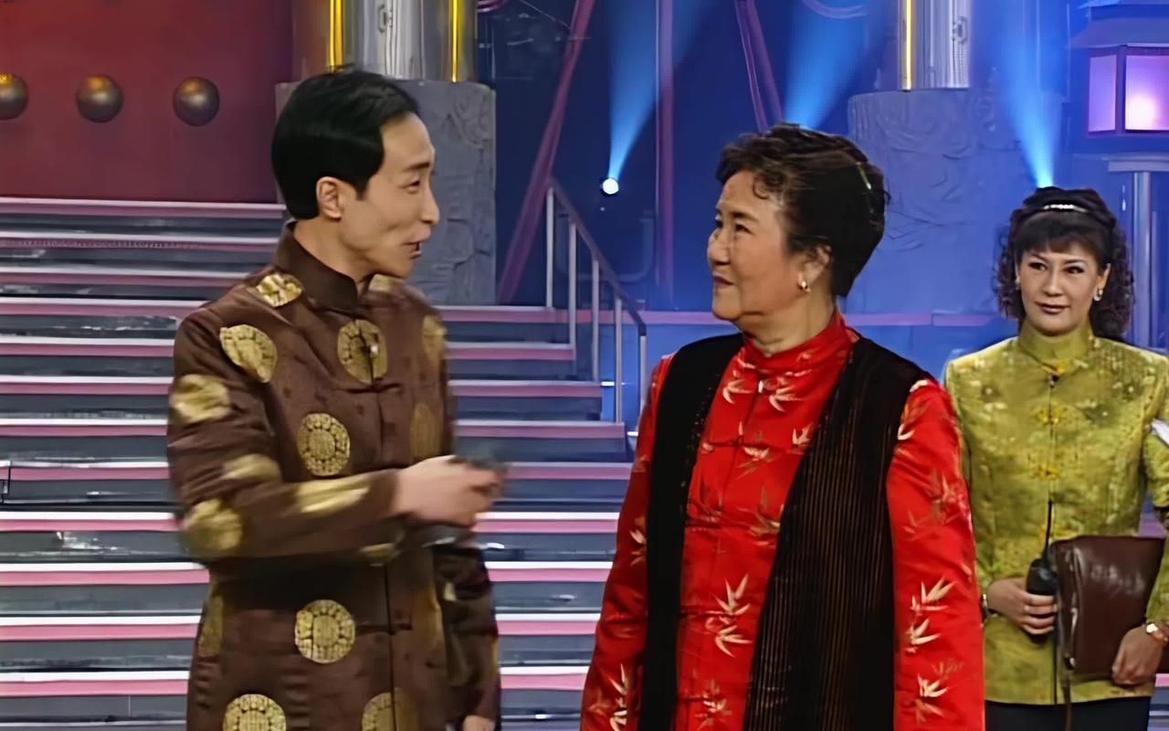 这是巩汉林难得一次发火，1999年春晚联排时，71 岁的赵丽蓉咳血不止，被确诊肺