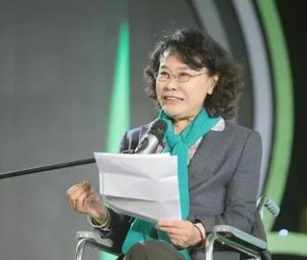 张海迪是个谜，她年少就患有多种疾病，听到她活不过27岁，我还落泪了。如今她72岁