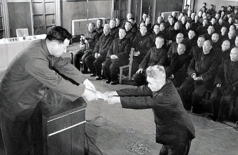 1975年，82岁高龄的毛主席突然问身边的人：功德林里，还有国民党战犯吗？在得知
