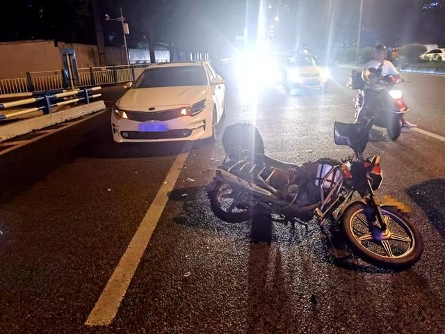 重庆凌晨摩托惨剧：女子挂护栏身亡，知情人曝揪心原因
 
9月10号凌晨2点40分