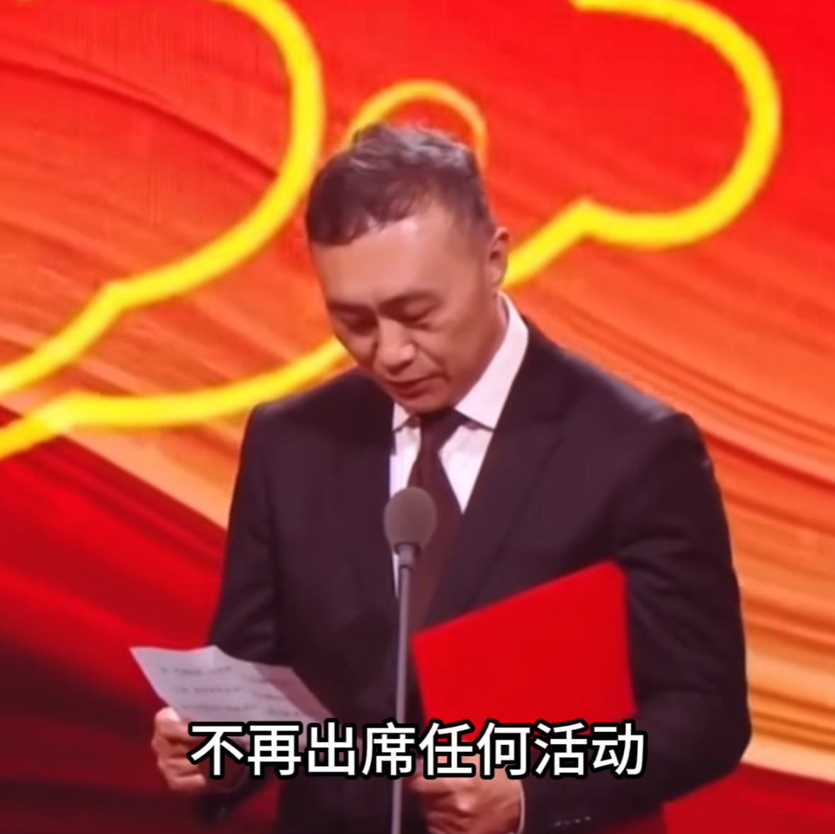 金杯银杯不如观众的口碑，他之前就说过在新作面世前不再出席任何活动，奖杯是锦上添花