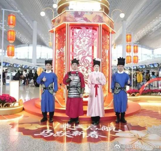 广州白云机场工作人员汉服迎新火出圈近日，广州白云机场推出的汉服主题迎新活动，在社