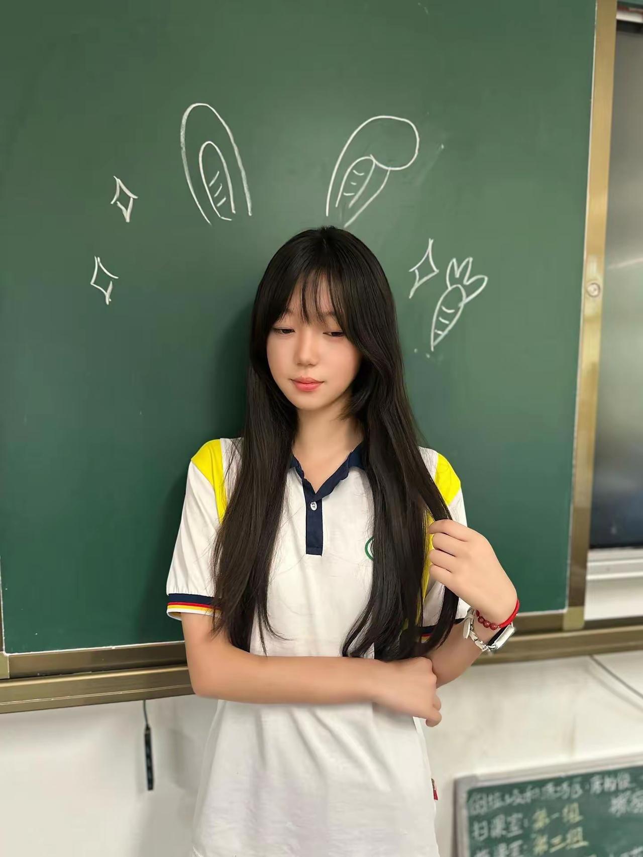 元气少女在黑板前，可爱兔耳朵涂鸦，青春校园风 甜系涂鸦 校园涂鸦风 涂鸦学姐 涂