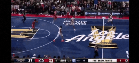 圣保罗！保罗远距离三分将比分迫近
今天快船在主场迎战鹈鹕，这是NBA杯的首战。