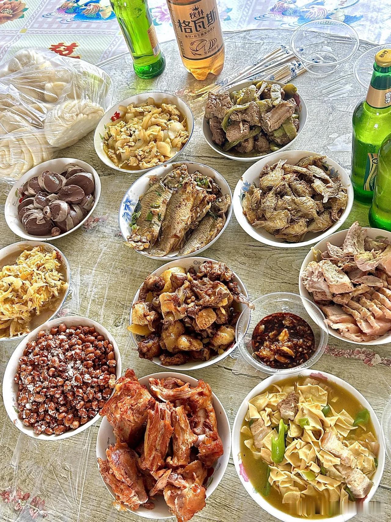 假期日记｜东北人才懂这桌的含金量！豆角炖排骨 呼肉  脊骨  血肠酸菜
鸡蛋炒黄