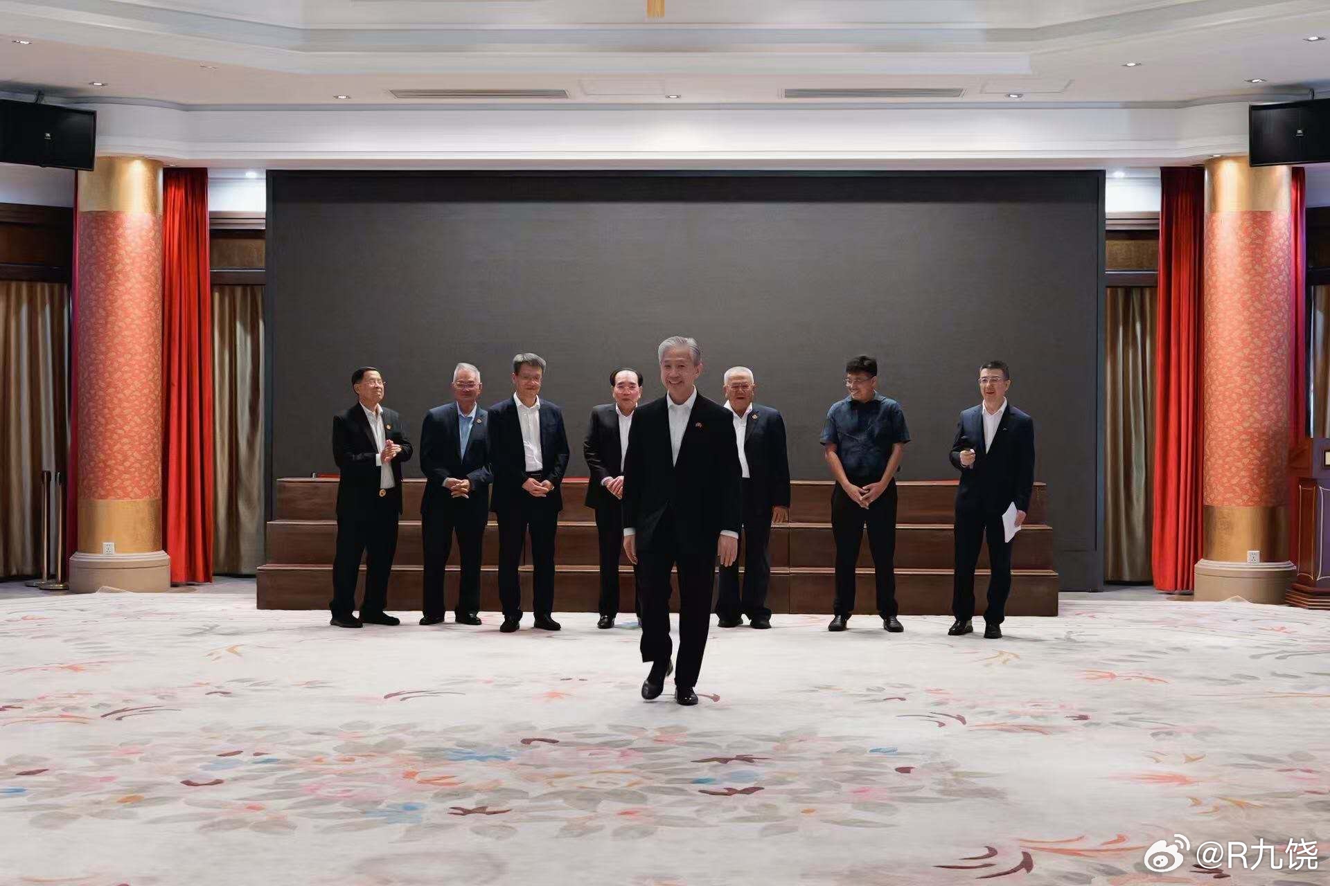 汪文斌  昨日大使馆为在当地完成任务的中国教师组织的告别仪式。 