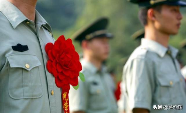 “退役”和“退伍”虽只差一字，却天差地别。退伍的义务兵，两年期满，部队叠好被子，