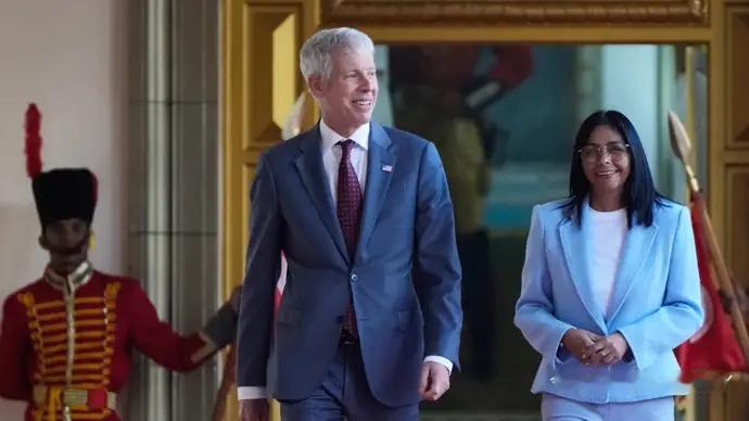 今年1月，马杜罗被美方带走，副总统出任代总统。最近这位代总统很忙，接连会见美国外