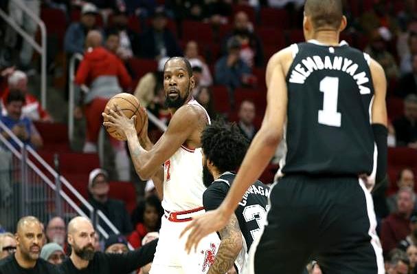 最后3秒，申京被莱昂纳德一步过掉，目送对手打进制胜2+1。
 

球进哨响。
 