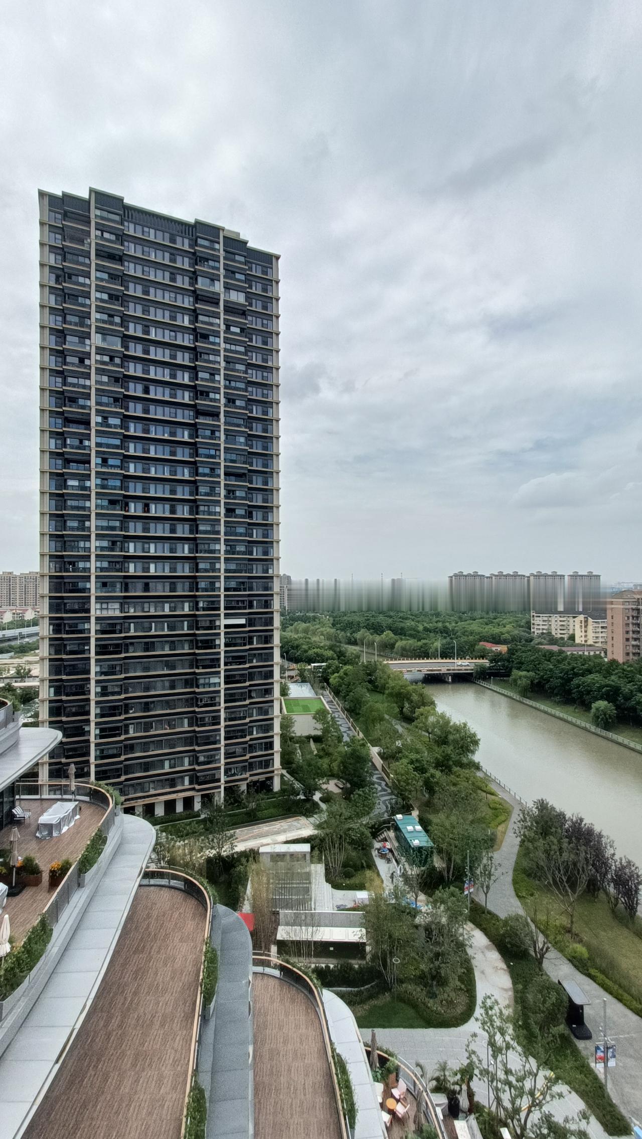 现代都市中的宁静绿洲，高楼与自然和谐共存。
上联：高楼耸翠影，
下联：曲径绕清流