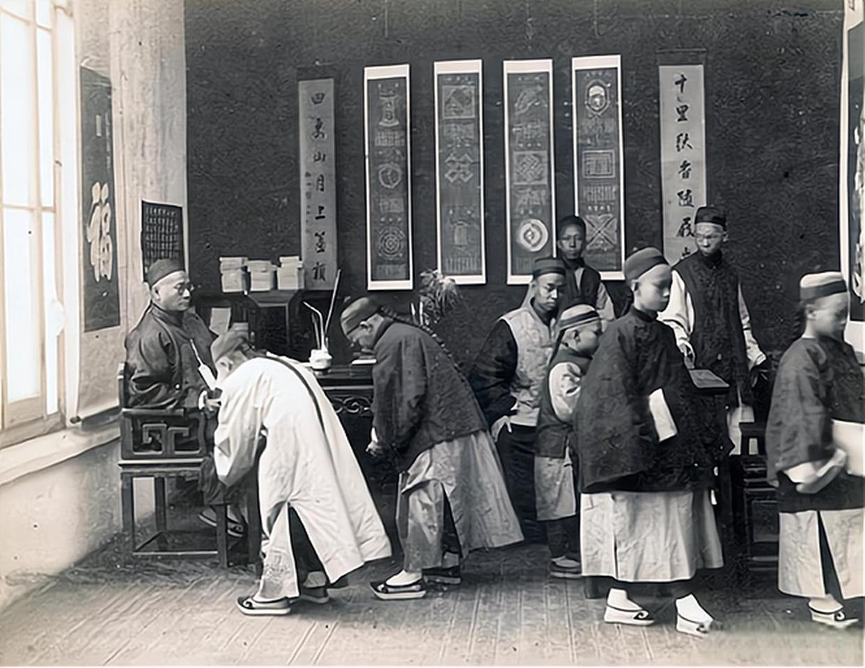 毛主席跪地磕头那晚，他那个“铁公鸡”父亲，偷偷抹了一夜眼泪

咱今儿唠个催泪的故
