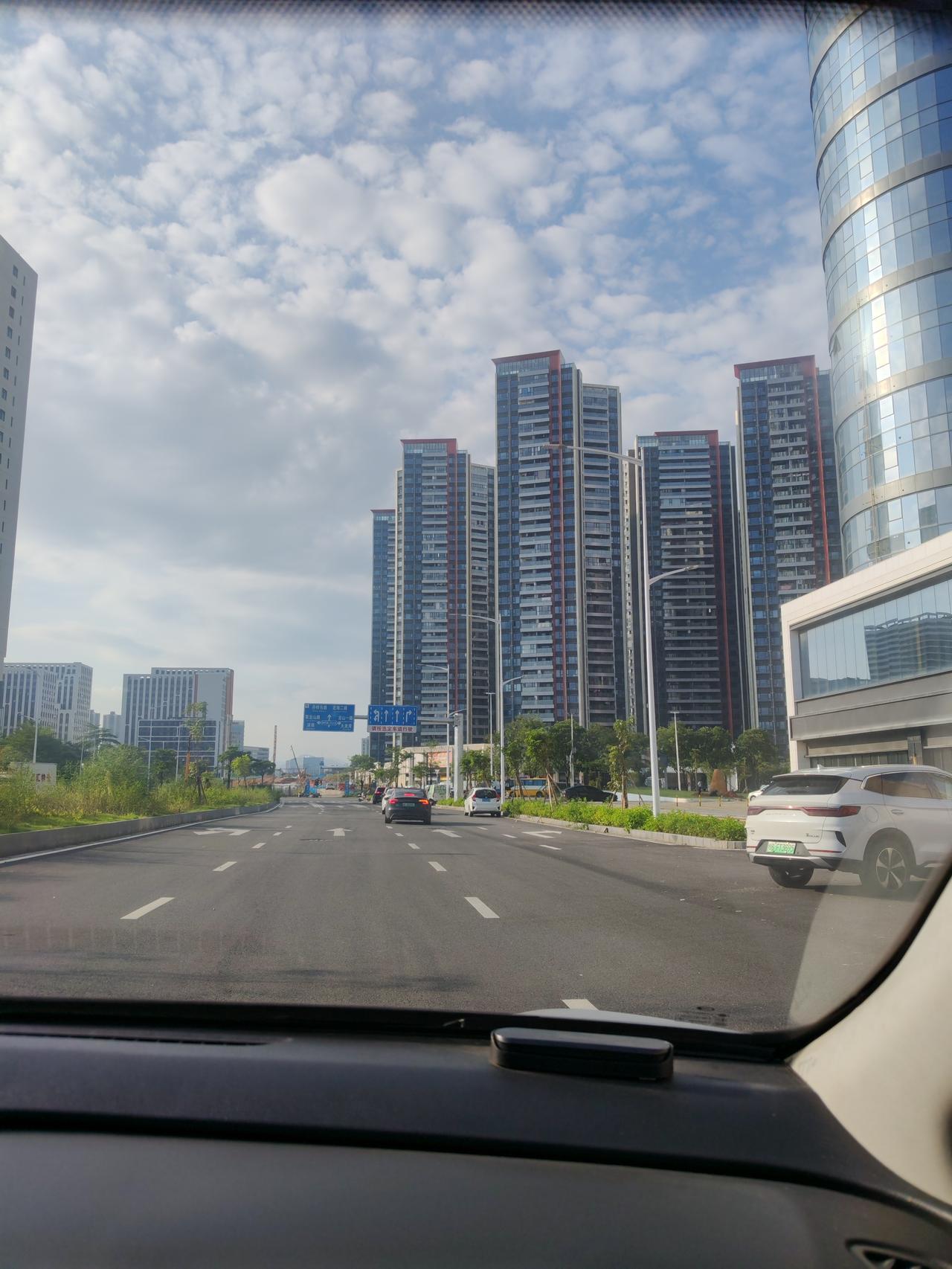 “红霞”过后的深圳风和日丽，阳光明媚，完全看不出来台风来过。所以抗台风主要还是看