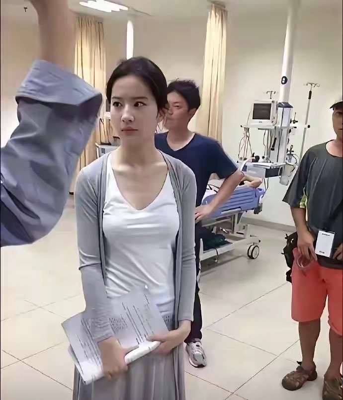 无美颜无滤镜，现实中美成这样的神仙姐姐刘亦菲绝对会引起轰动！ 