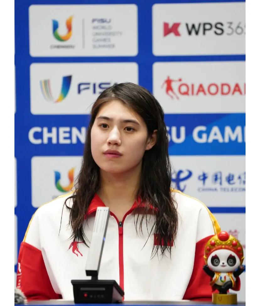 只睡了四个小时的张雨霏，眼神里写满疲惫~
刚刚参加完日本福冈世锦赛的中国泳坛新后