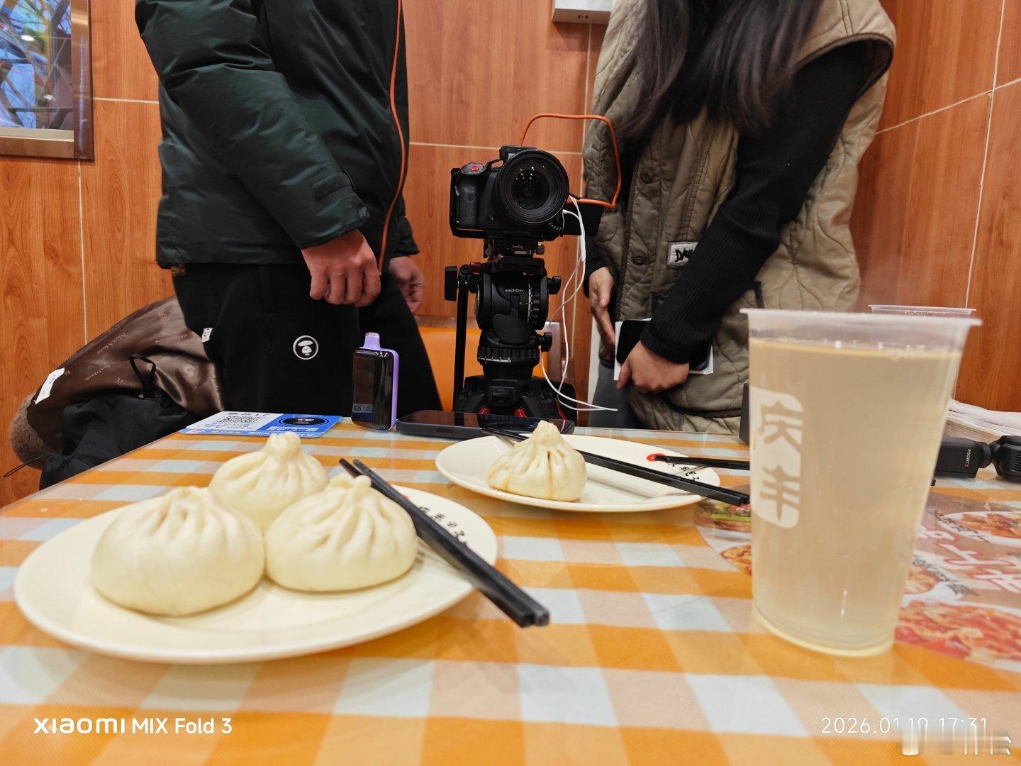 今天接受了采访。纪录片团队看了《人物》杂志对我的报道，要补拍一些镜头，就在庆丰包