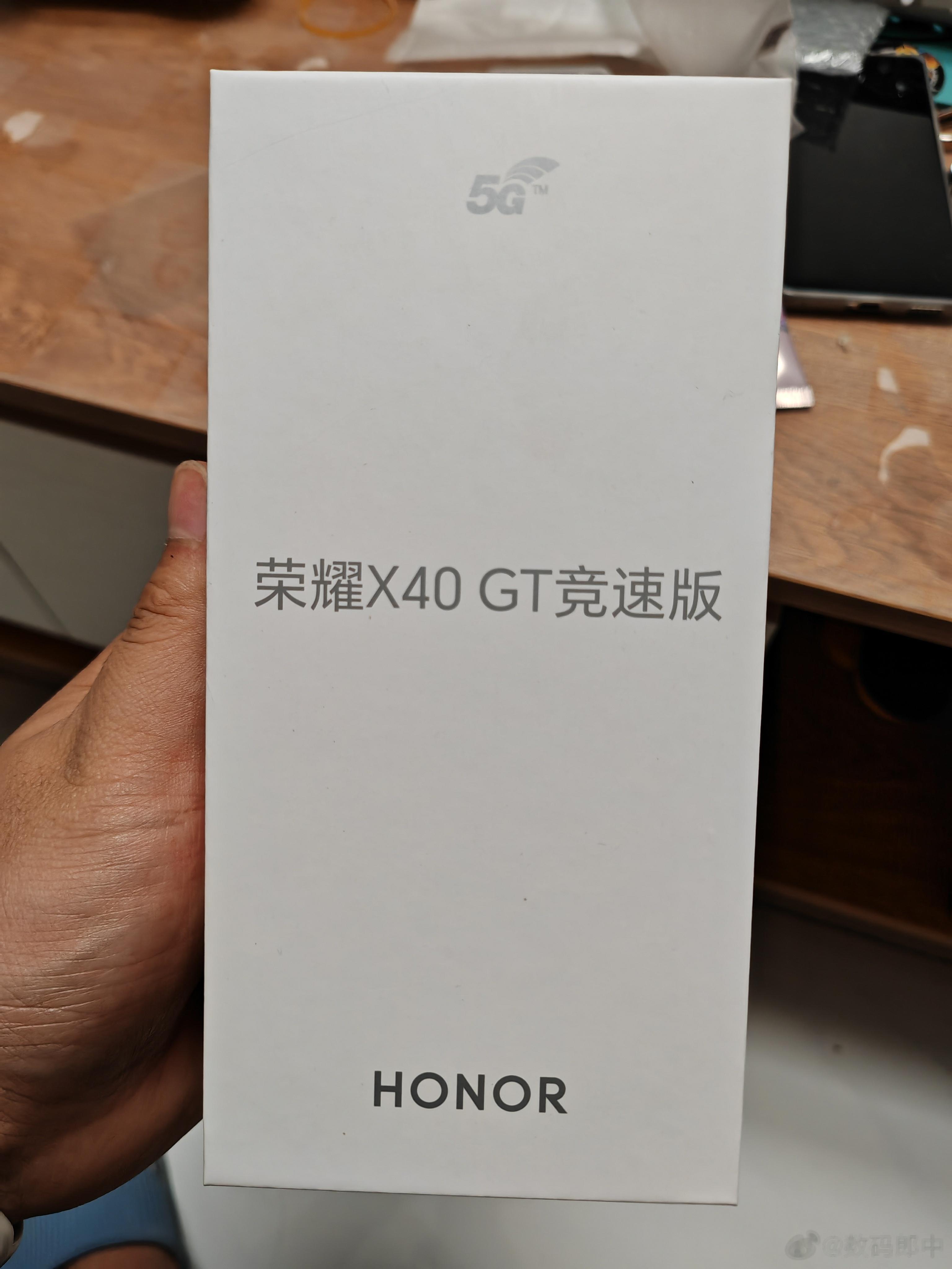 今天荣耀偷摸上架了X40GT竞速版，和X40GT其实核心一模一样，都是888，一