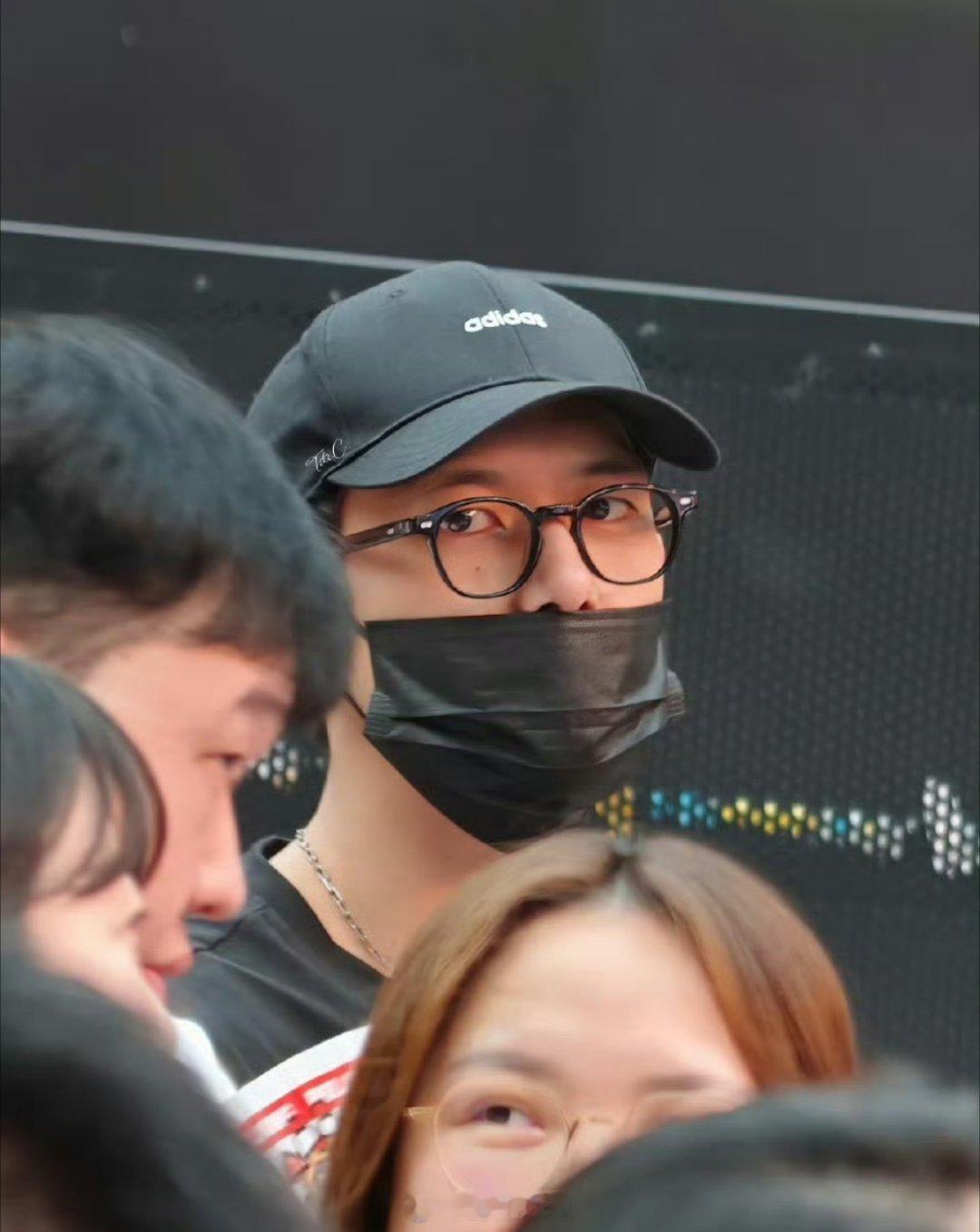 哦豁，李现也去看五月天演唱会了，虽然戴着口罩和帽子眼镜也被路人认出来了，还露着手