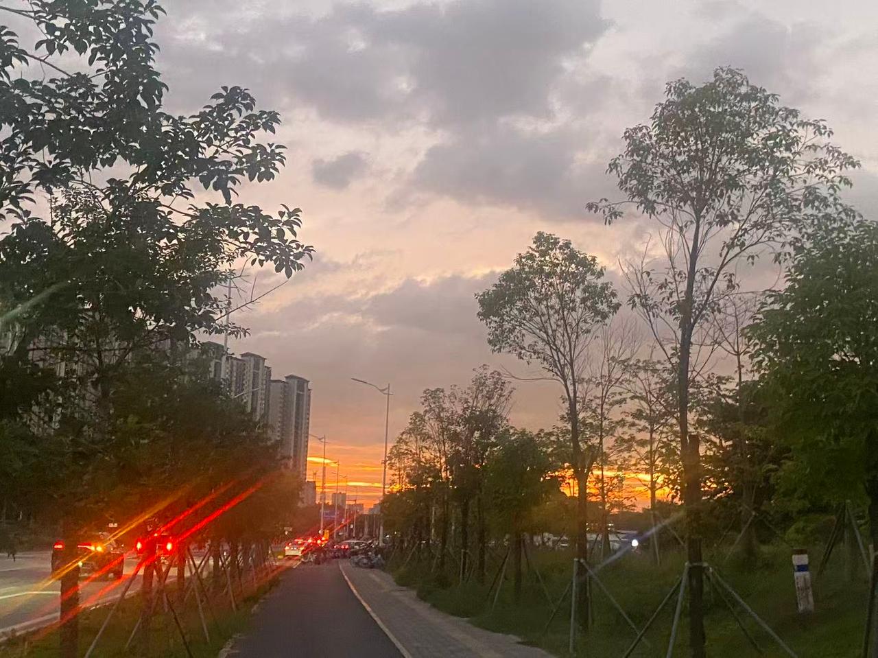 台风“桦加沙”裹挟着各种登陆的消息在网上传播开来，
原以为，这一次大家都不会当作