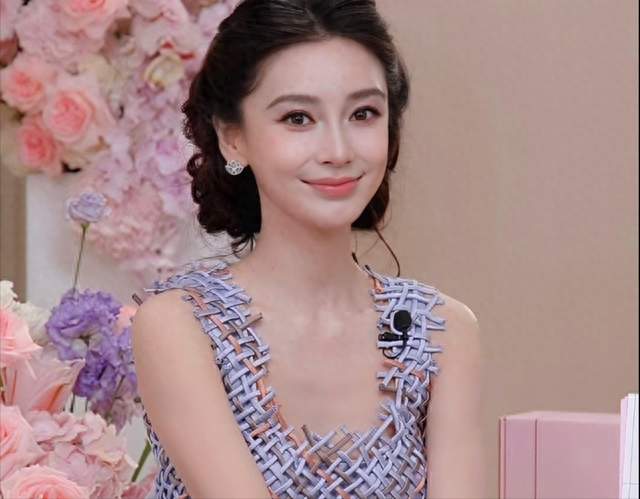 杨颖今日品牌直播现场回应被说显老，镜头太高清有眼纹法令纹想哭