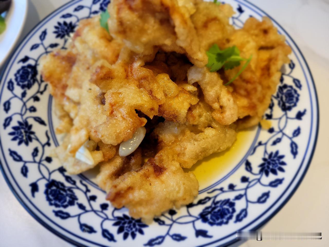 今天我和两个闺蜜一起去逛街，中午我们三个在一家家常菜馆吃的东北菜，锅包肉特别好吃