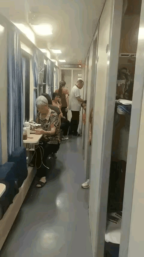 在火车上，先是从车厢里伸出两只手，紧接着又露出用两张薯片扮成的鸭子嘴，然后又露出