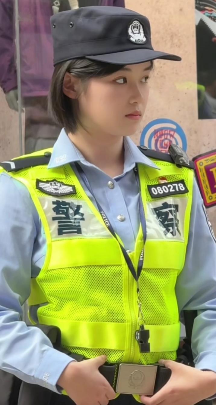 上海南京路，国庆期间刚刚走上工作岗位的学警小姐姐，又美又飒。