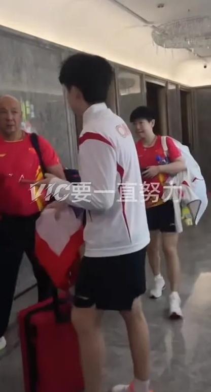这小姑娘啊，本人瞅着一点都不胖。

可一到采访的时候，好家伙，那画面里看着就胖嘟