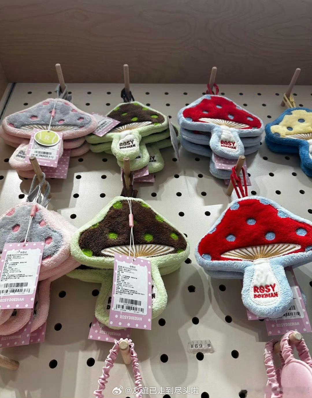 赵露思北京快闪店开业啦，店里商品价格大部分在100-300元，这个价格和商品卖相