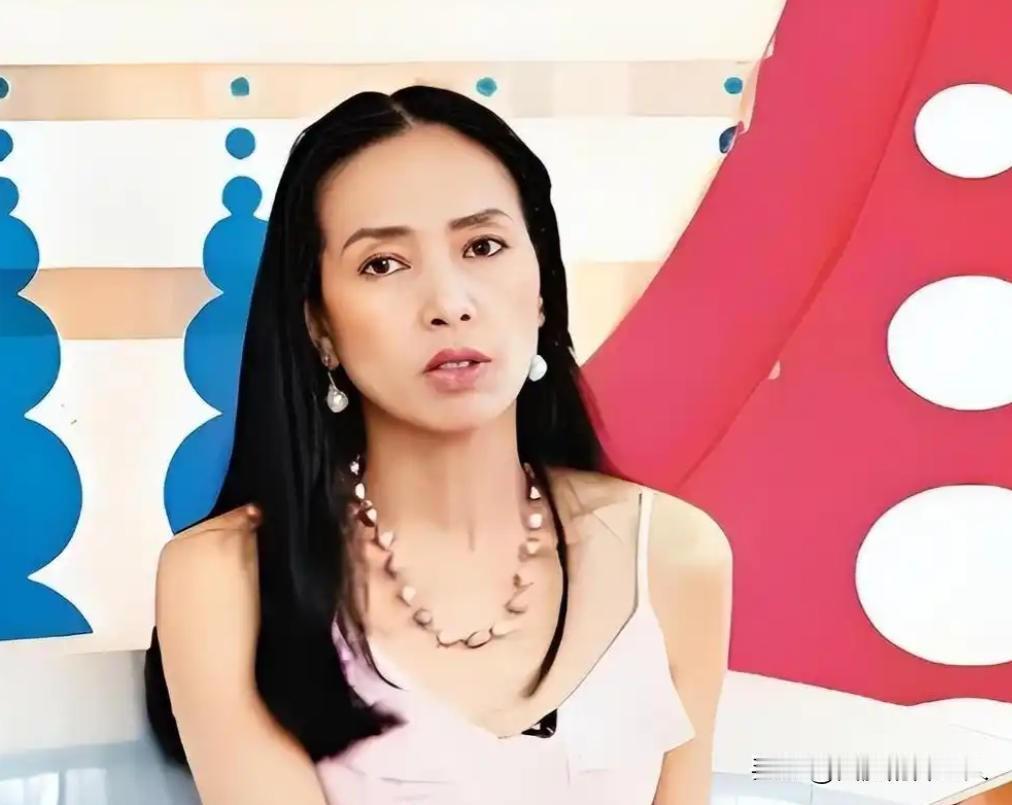 1976年，19岁的许纯美去富豪家玩时，被李文清强暴却不幸“中彩”，为了面子，许