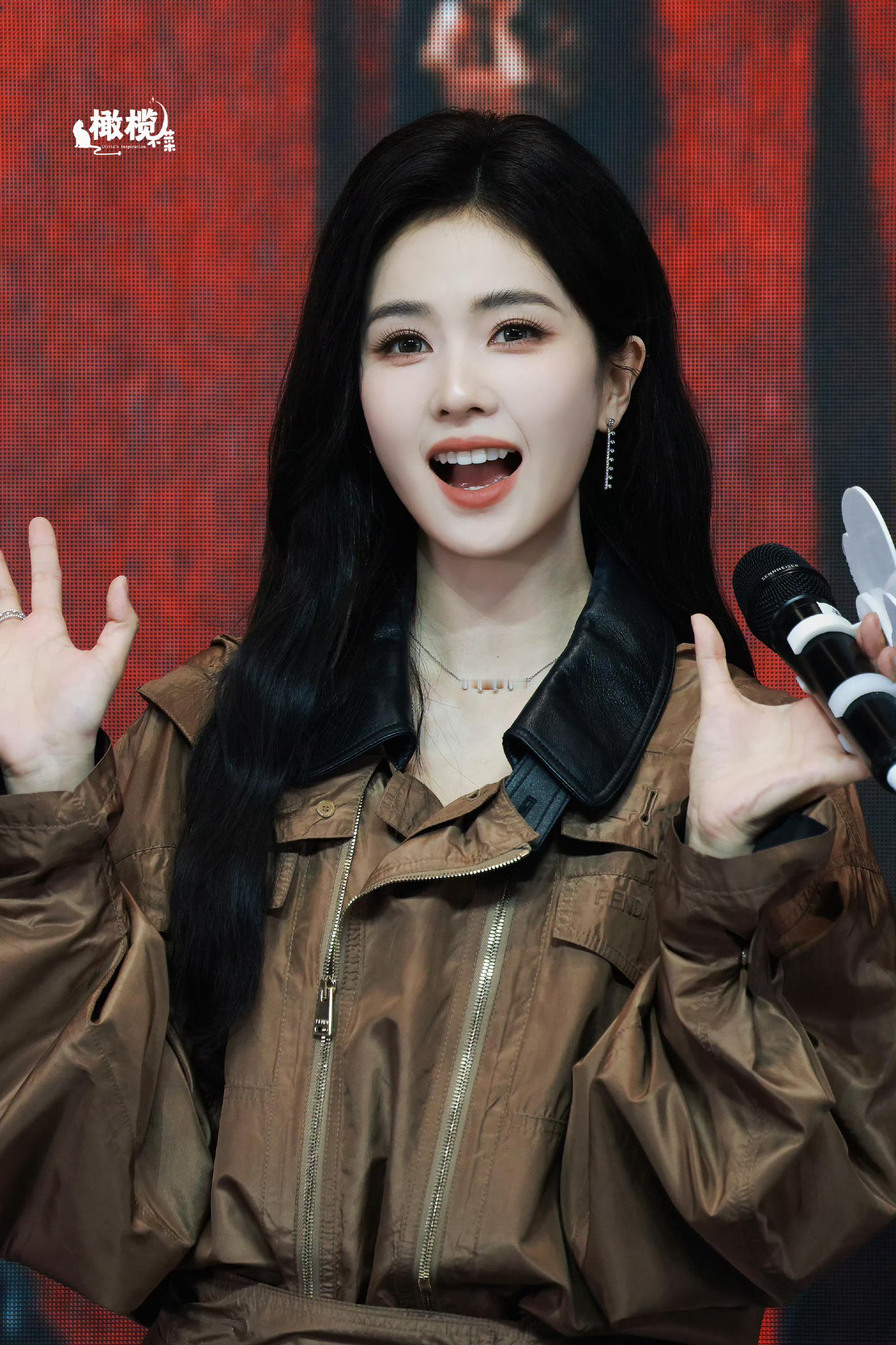 看哪个？看哪个？是看白鹿唐宫奇案剧宣的你好星期六，还是看央八次黄的唐宫奇案？其实