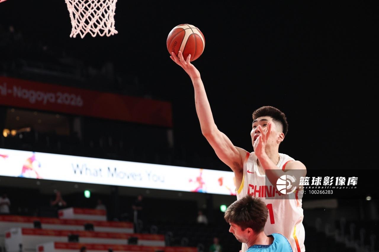 中国男篮中锋余嘉豪真是太出色了！在今天中国男篮99-61大胜哈萨克斯坦的比赛中，