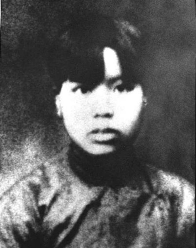 1928年，贺龙的亲妹妹被敌人押赴刑场。敌人将她的衣服扒光，把她的四肢分开绑在两