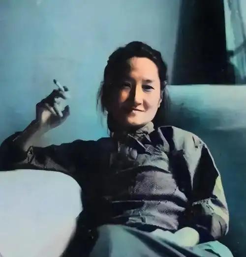 1965年，陆小曼去世。翁香光前来料理后事，见四下无人，她解开陆小曼的衣扣，这举