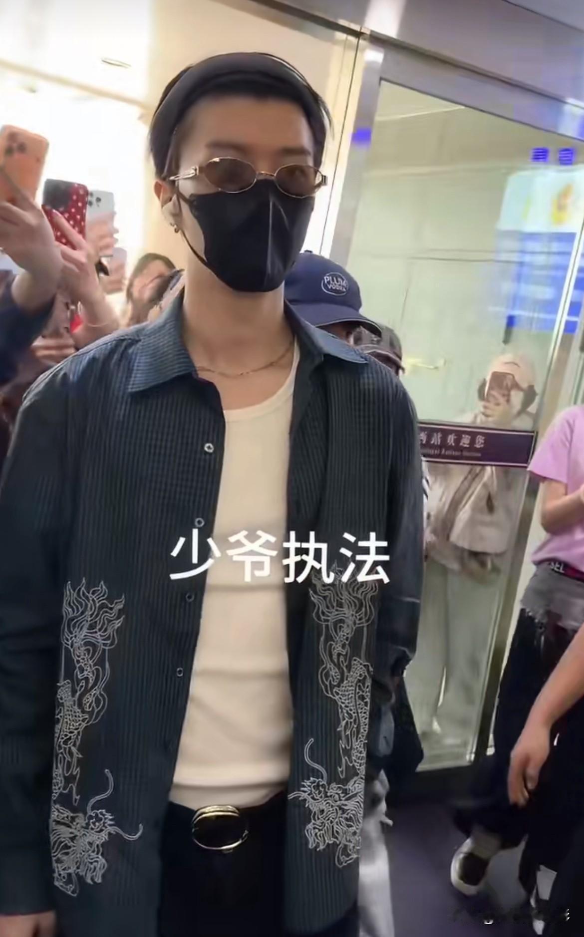 范丞丞一路被私生贴身尾随、近距离怼脸偷拍，不堪其扰之下终于情绪失控，出手打掉了对