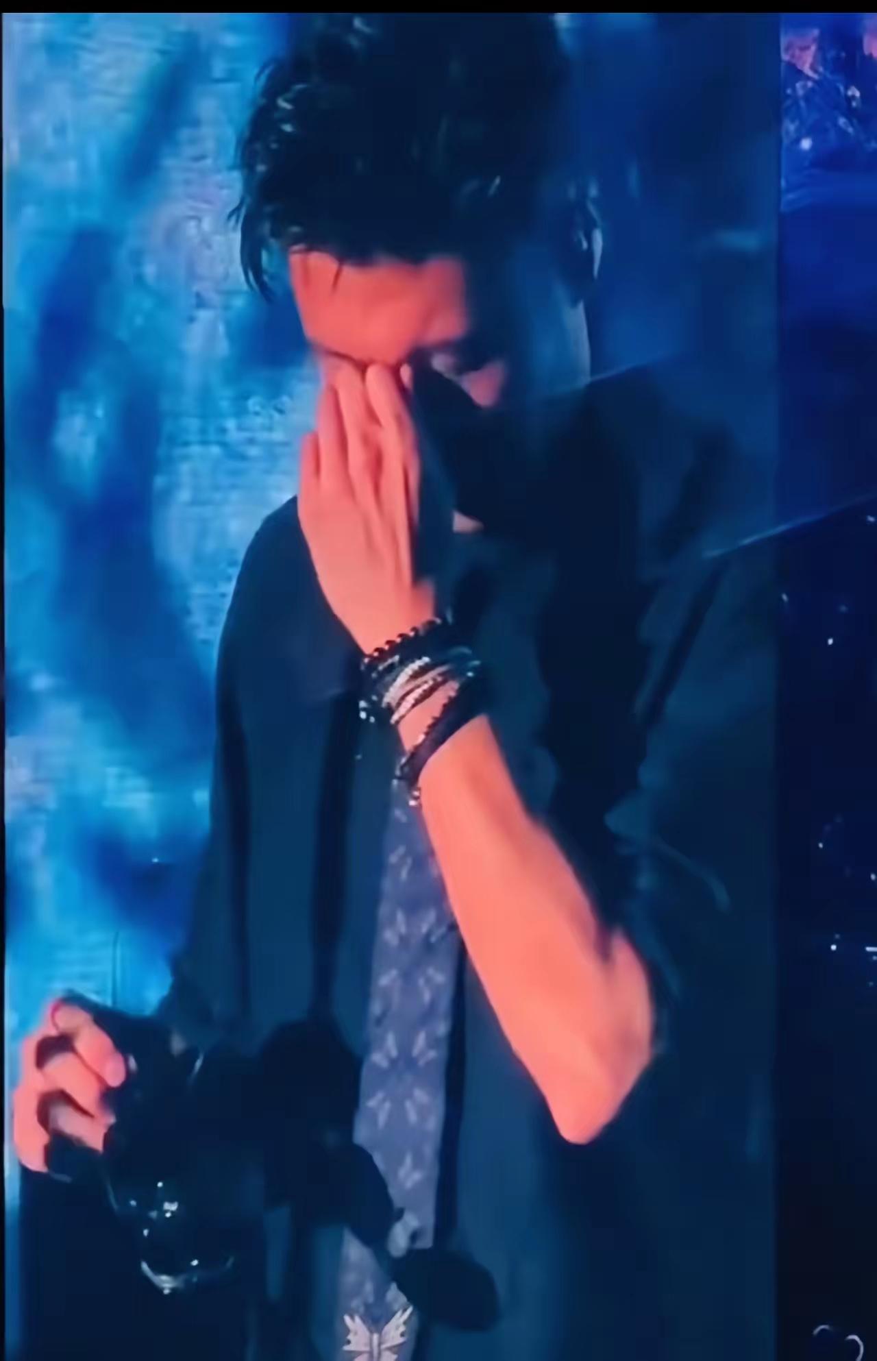 谢霆锋哭的很含蓄！演唱会上，他一身黑衣，低头眼含热泪。89岁的父亲刚离世，如果舞