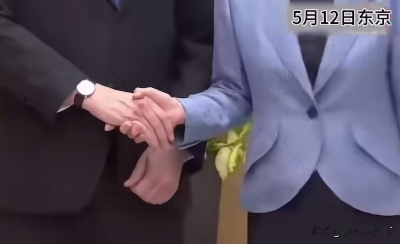 高市与贝森特的握手方式很特别，与传统男女握手有很大不同。一般情况下，都是女士把手