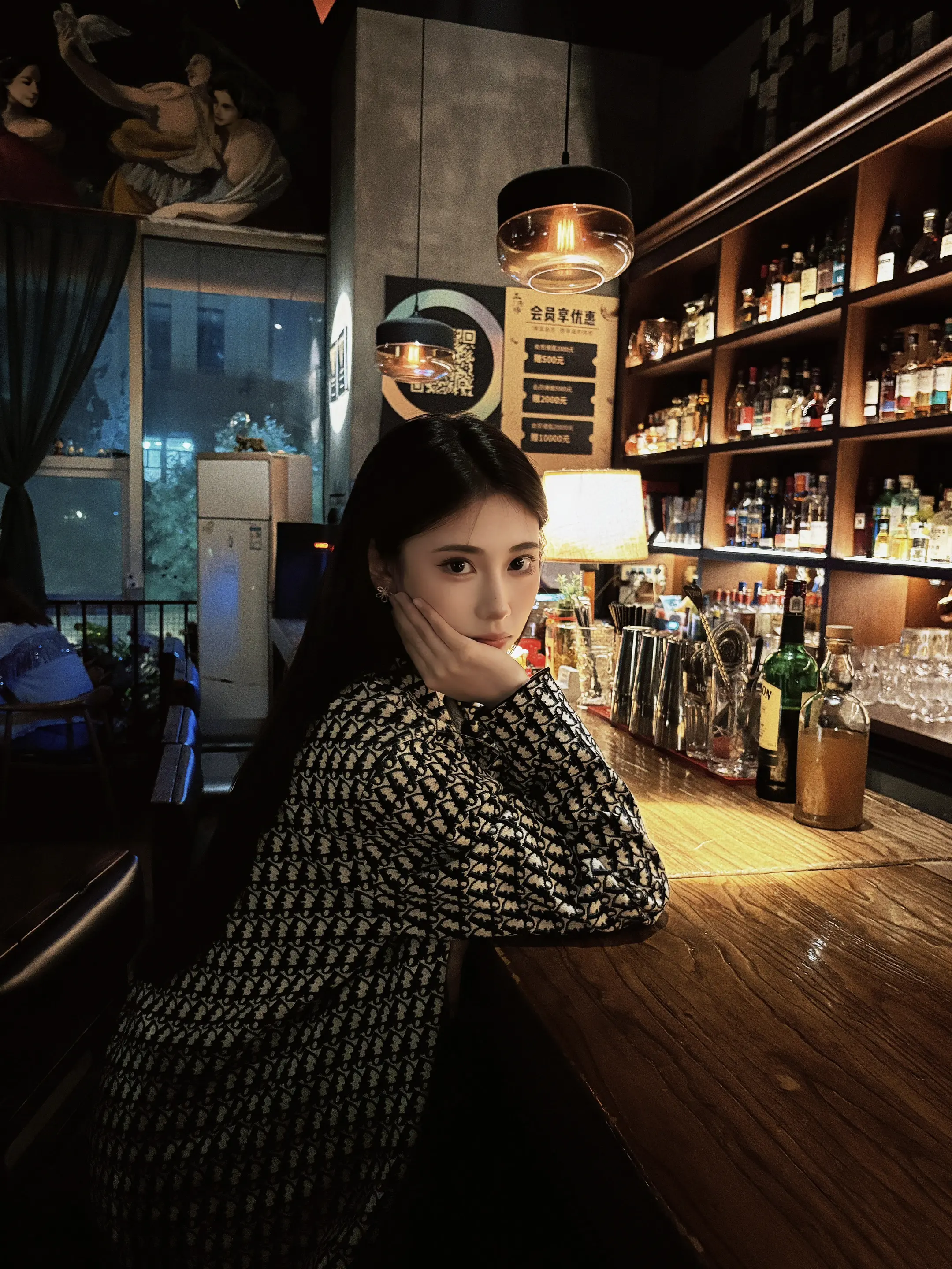 人总喜欢逃避 请你看着我的眼睛继续。