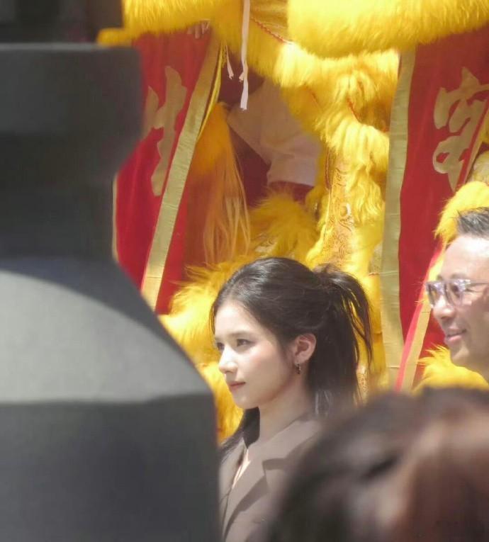 太秀了，张婧仪的高眉骨可以给眼睛防晒，所以她能在太阳底下睁开眼  