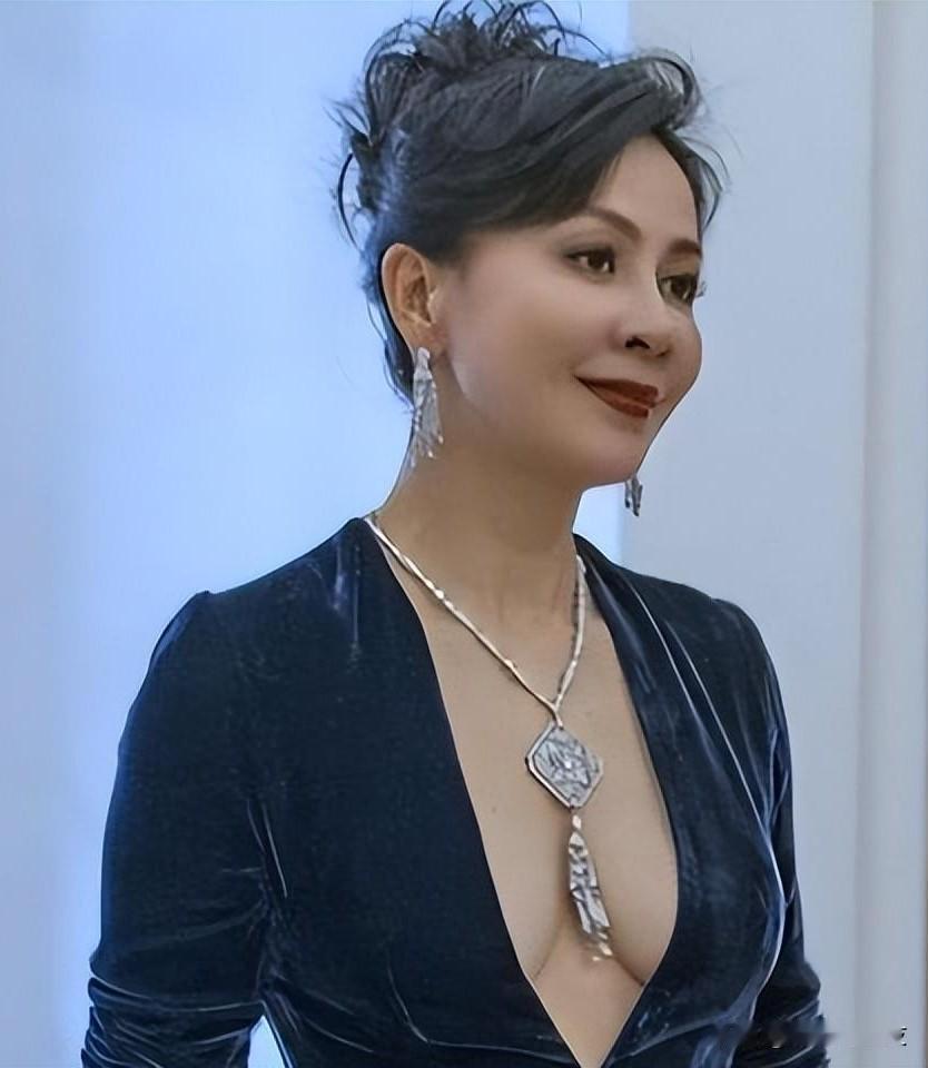 刘嘉玲：性感却自带风骨，不愧是梁朝伟深爱的女人！
 
一袭黑色波点长裙，搭配精致