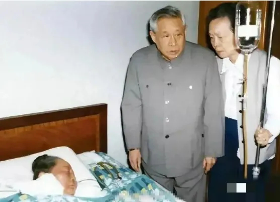 1981年5月16日，病房内，一张珍贵的老照片定格了历史的瞬间。病榻上的宋庆龄先