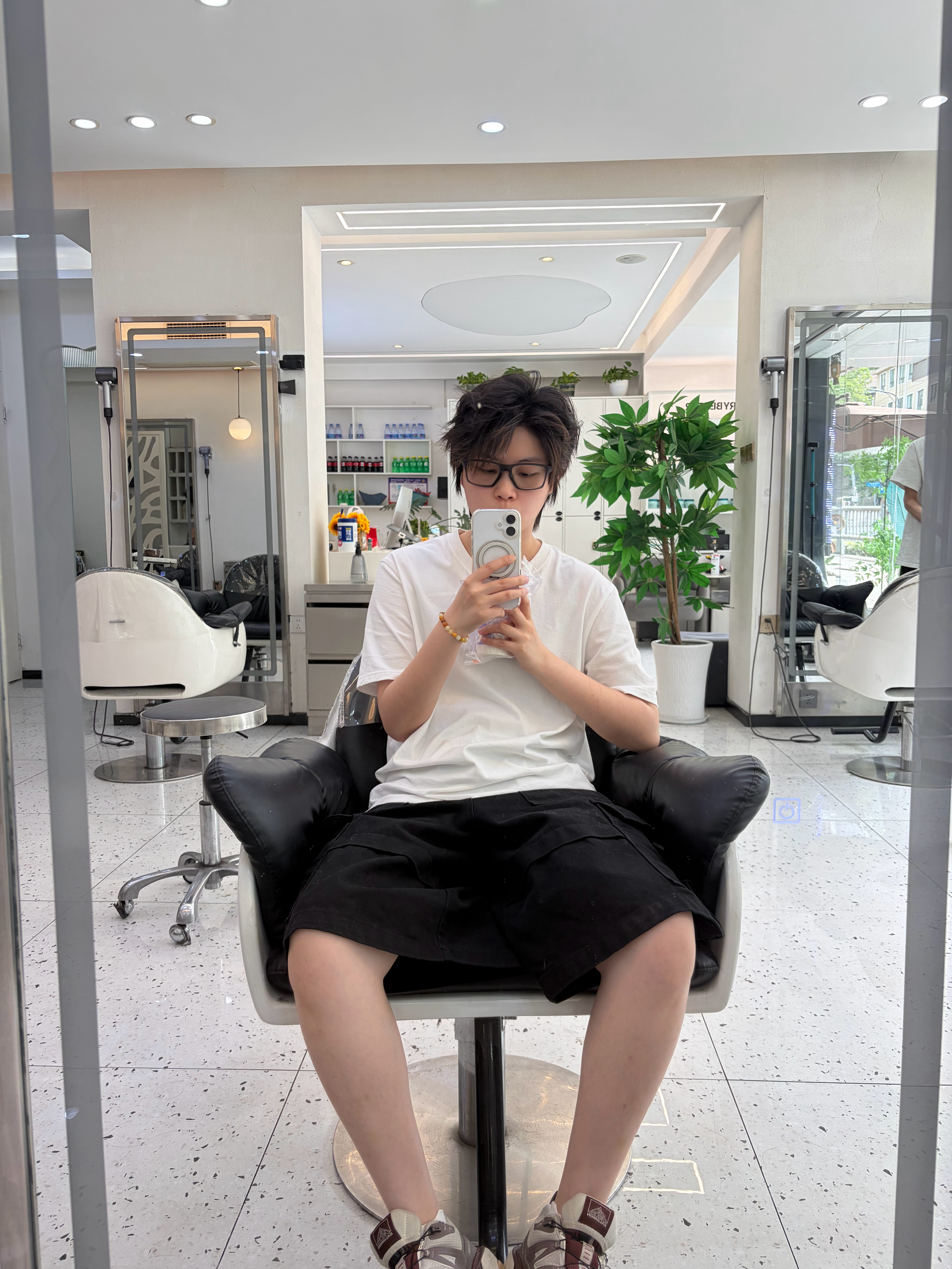我是一个很念旧的人，大学的时候来这家理发店剪了四年，后来在南京多呆了一年又来，这
