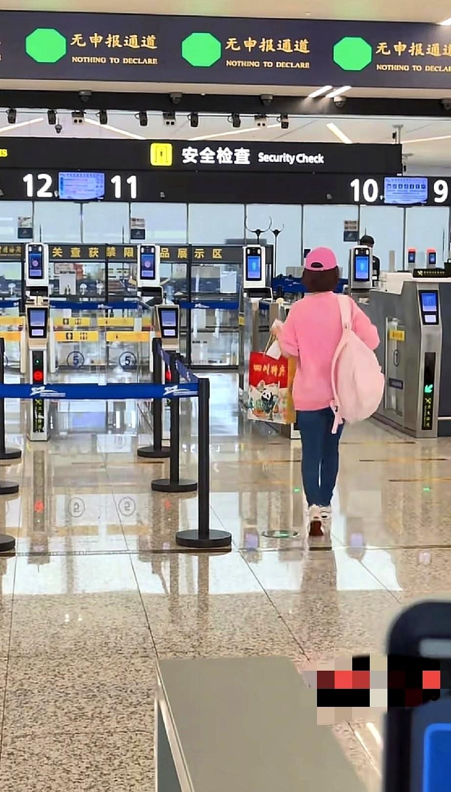 81岁的潘迎紫，机场竟然能跳起来飞吻粉丝！这状态，真绝了。

她刚在成都录完节目