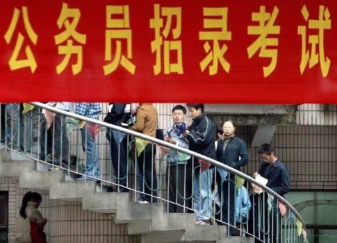 考公人数激增、备考成本翻倍，如今越来越多年轻人放弃工作，靠着父母的支持全职备考，